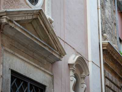 Il portale � sovrastato da un timpano triangolare formato da montanti a doppio listello e nel cui fregio � incisa un�iscrizione latina che attesta l�avvenuta ristrutturazione